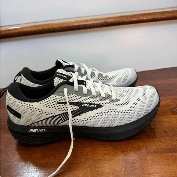 Brooks Revel Women’s Athletic Shoes in White and Black - Picture 1 of 4